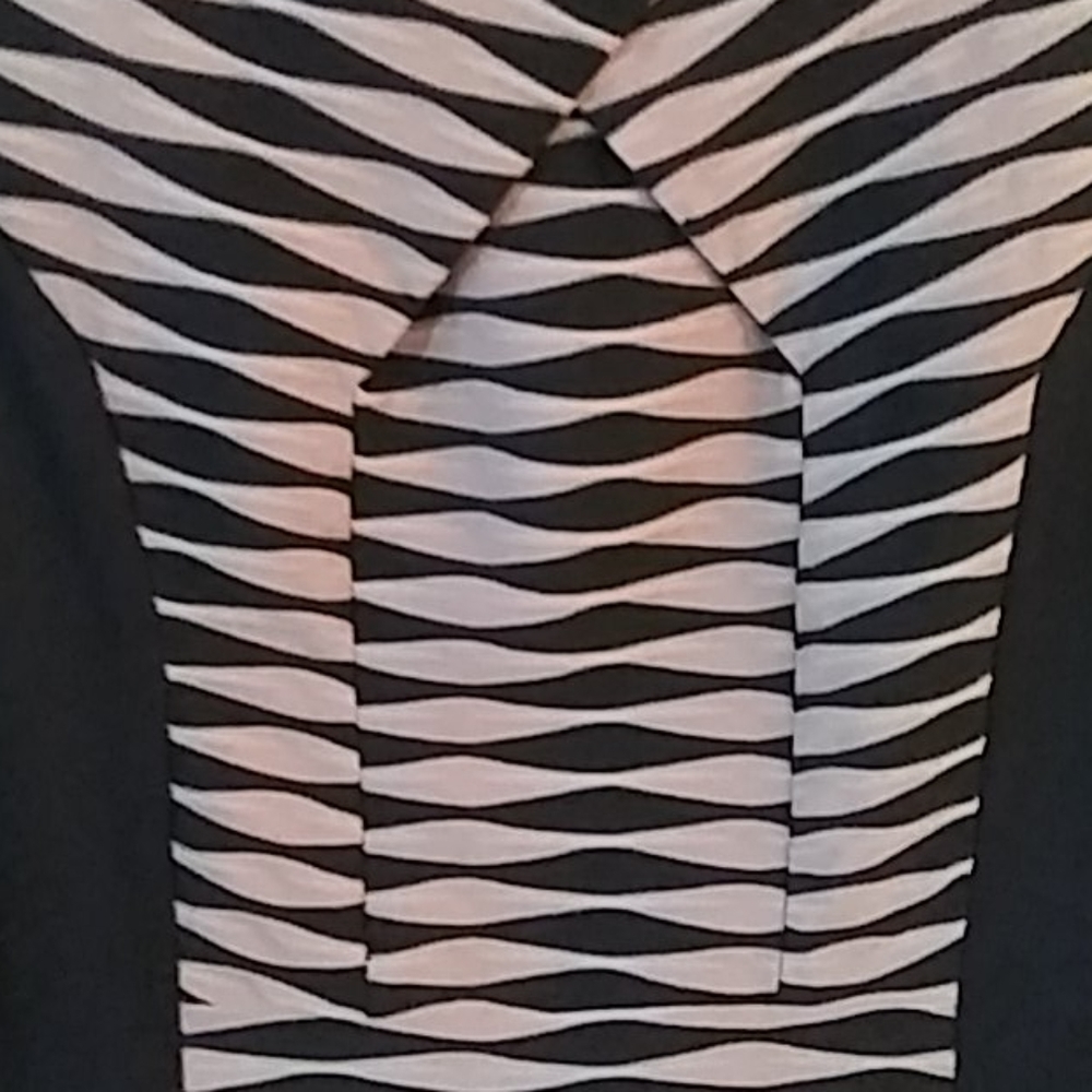 Figure-flattering Ruched Dress Size 10 - Picture 5 of 8